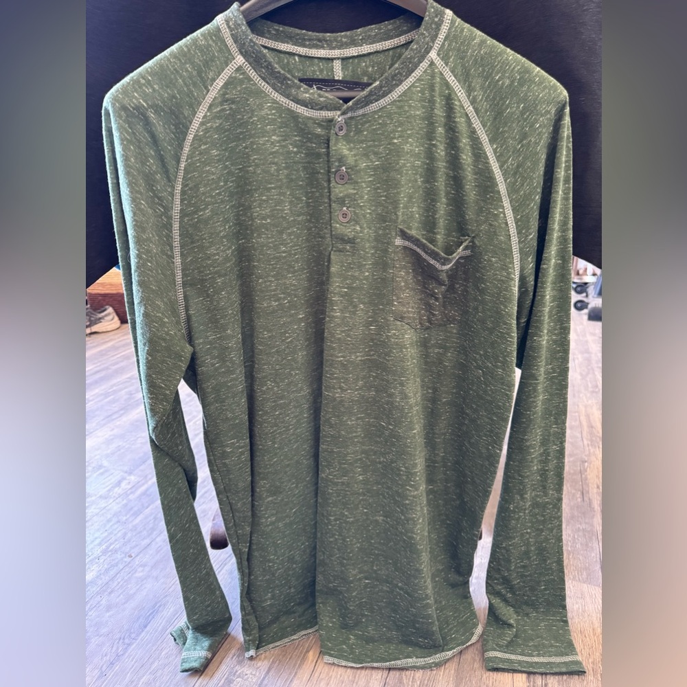Men’s long sleeved Henley style. T-shirt size XL by Broken Threads